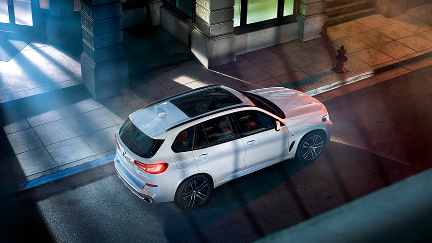 BMW X5 SUV G05 2018 en Mineralweiß metallic, vue en plongée