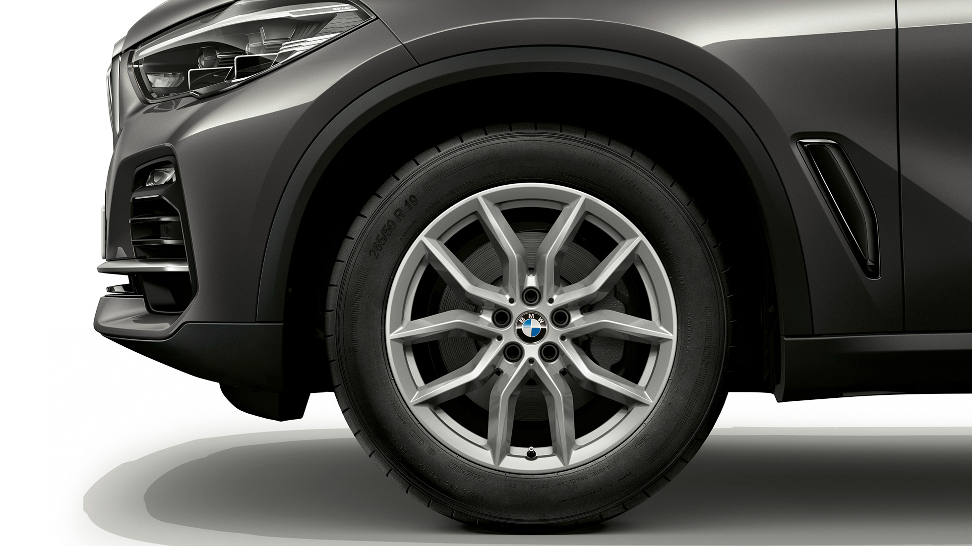 Modèle de base de la BMW X5 xDrive30d, vue de profil avant avec jantes Modèle de base de la BMW X5 xDrive 30d G05 2018 en Sophistograu Brillanteffekt metallic, vue de profil avant avec jantes