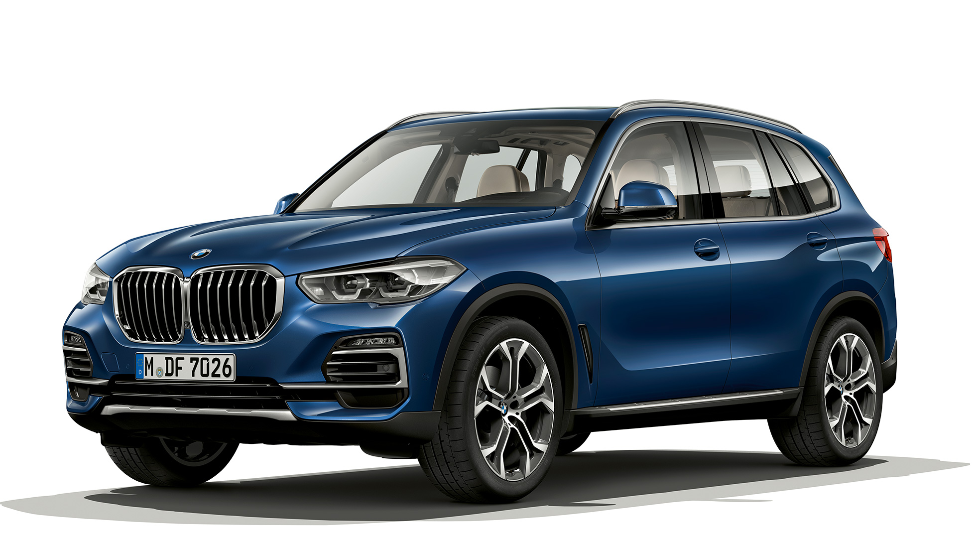 Modèle xLine de la BMW X5 xDrive40i, vue de trois quarts avant Modèle xLine de la BMW X5 xDrive40i G05 2018 en Phytonicblau metallic, vue de trois quarts avant