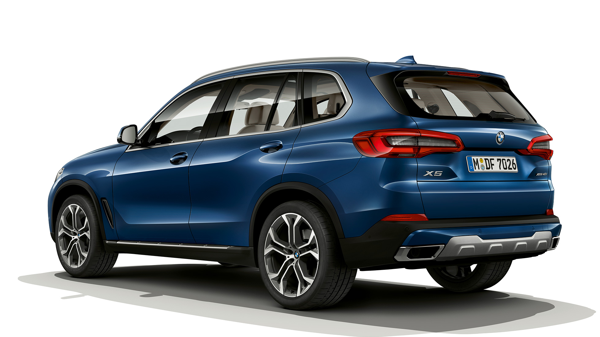 Modèle xLine de la BMW X5 xDrive40i, vue de trois quarts arrière Modèle xLine de la BMW X5 xDrive40i G05 2018 en Phytonicblau metallic, vue de trois quarts arrière