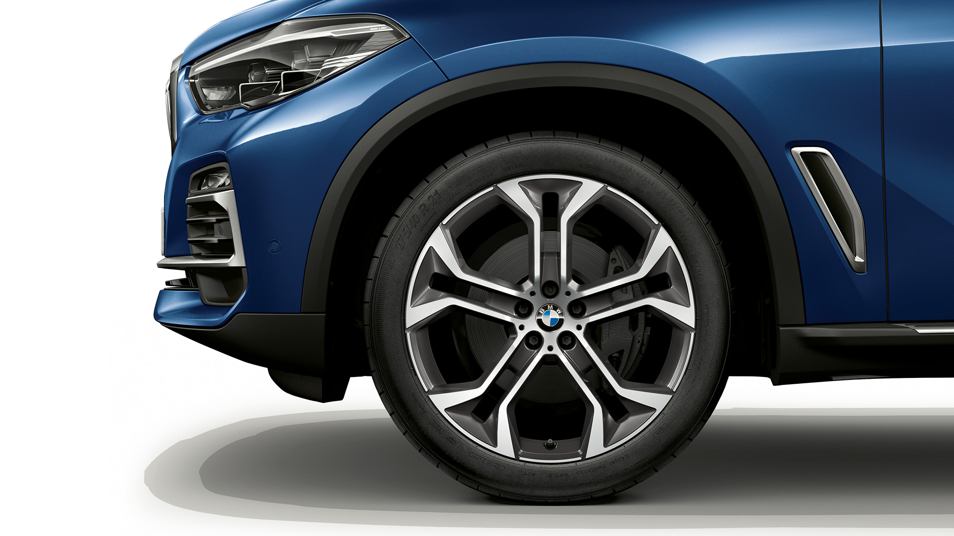 Modèle xLine de la BMW X5 xDrive40i G05 2018 en Phytonicblau metallic, vue de profil avant avec jantes Modèle xLine de la BMW X5 xDrive40i G05 2018 en Phytonicblau metallic, vue de profil avant avec jantes