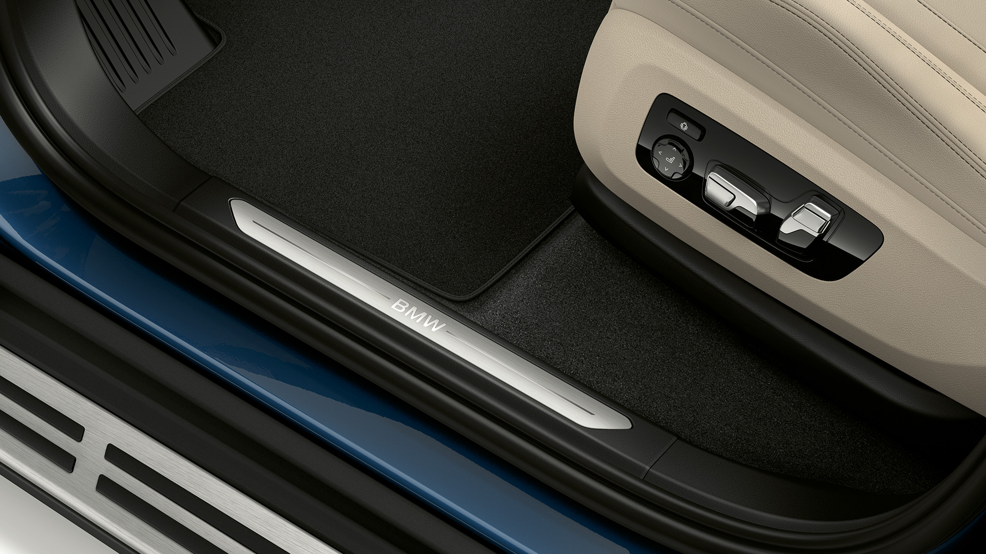 Modèle xLine de la BMW X5 xDrive40i, seuil de porte Modèle xLine de la BMW X5 xDrive40i G05 2018 en Phytonicblau metallic, seuil de porte