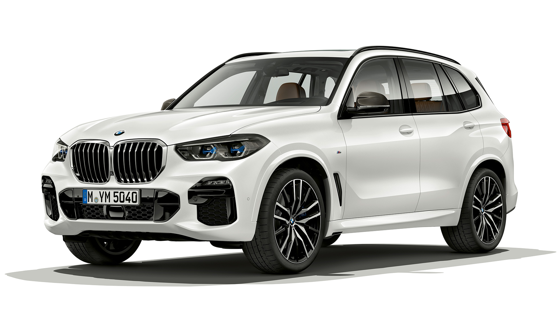 Modèle M Sport de la BMW X5 xDrive40i, vue de trois quarts avant Modèle M Sport de la BMW X5 xDrive40i G05 2018 en Mineralweiß metallic, vue de trois quarts avant