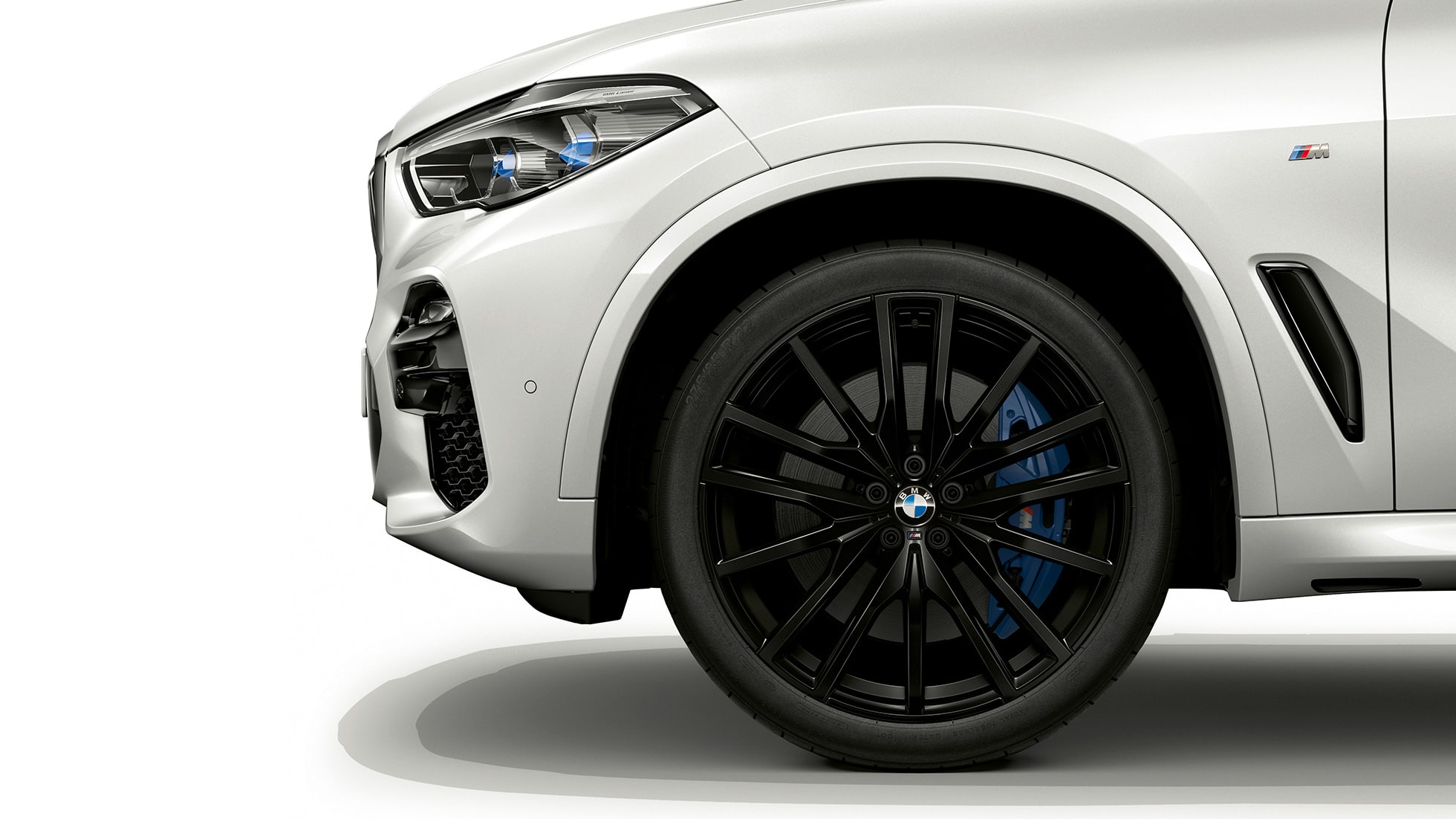 Modèle M Sport de la BMW X5 xDrive40i G05 2018, vue de profil avant avec jantes Modèle M Sport de la BMW X5 xDrive40i G05 2018 en Mineralweiß metallic, vue de profil avant avec jantes