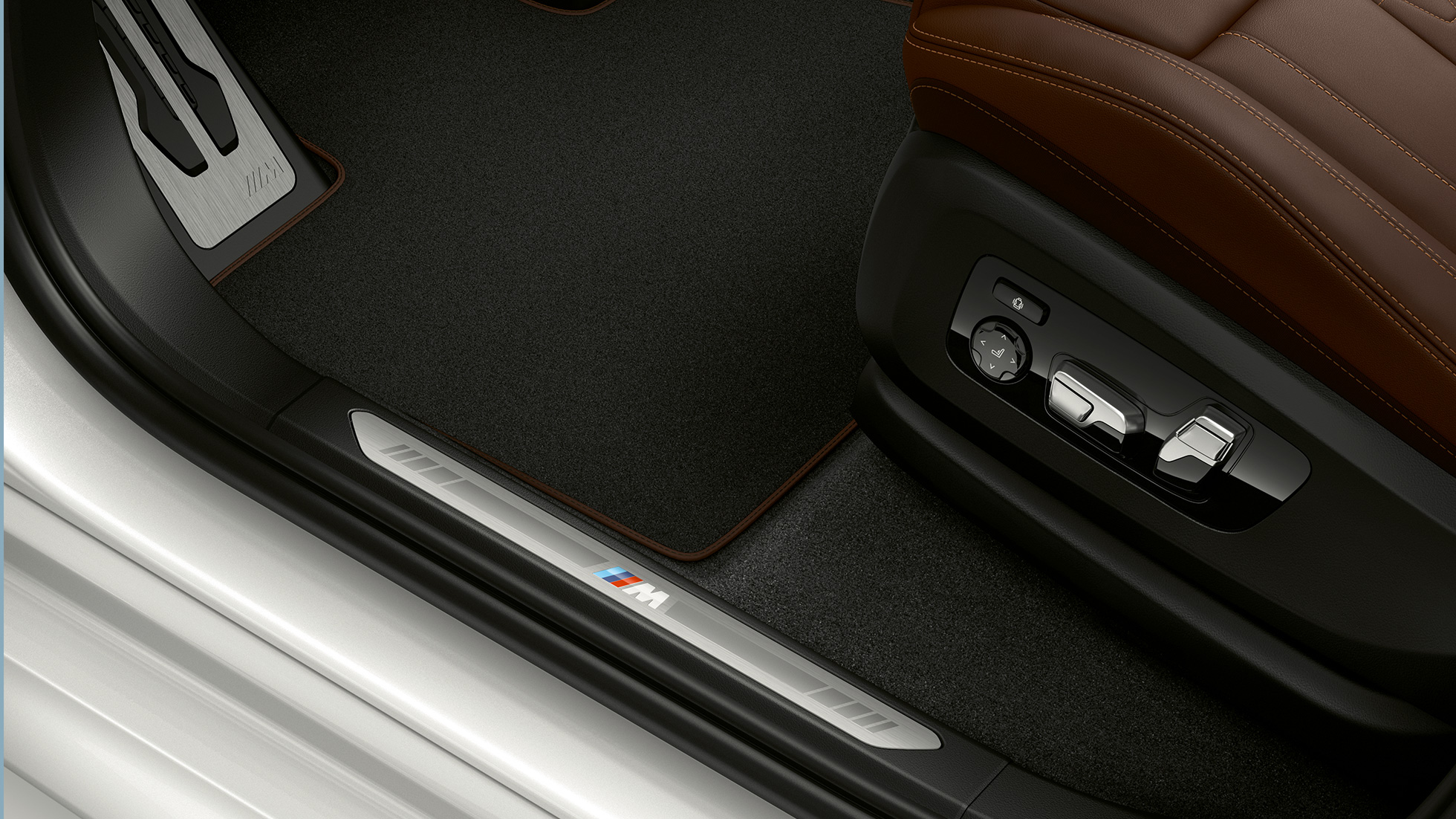 Modèle xLine de la BMW X5 xDrive40i, seuil de porte Modèle M Sport de la BMW X5 xDrive40i G05 2018 en Mineralweiß metallic, seuil de porte