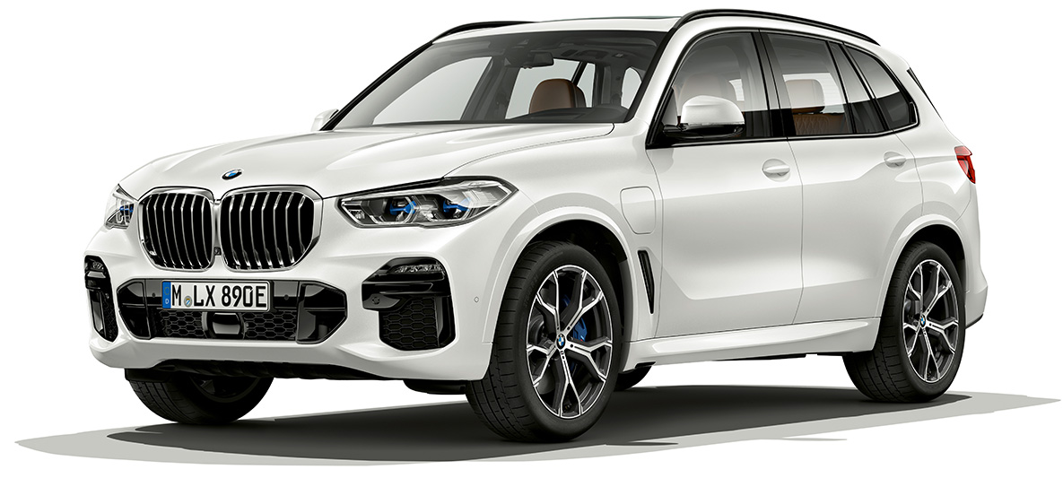 BMW X5 xDrive 45e, vue de trois quarts avant BMW X5 xDrive 45e G05 2018 en Mineralweiß metallic, vue de trois quarts avant