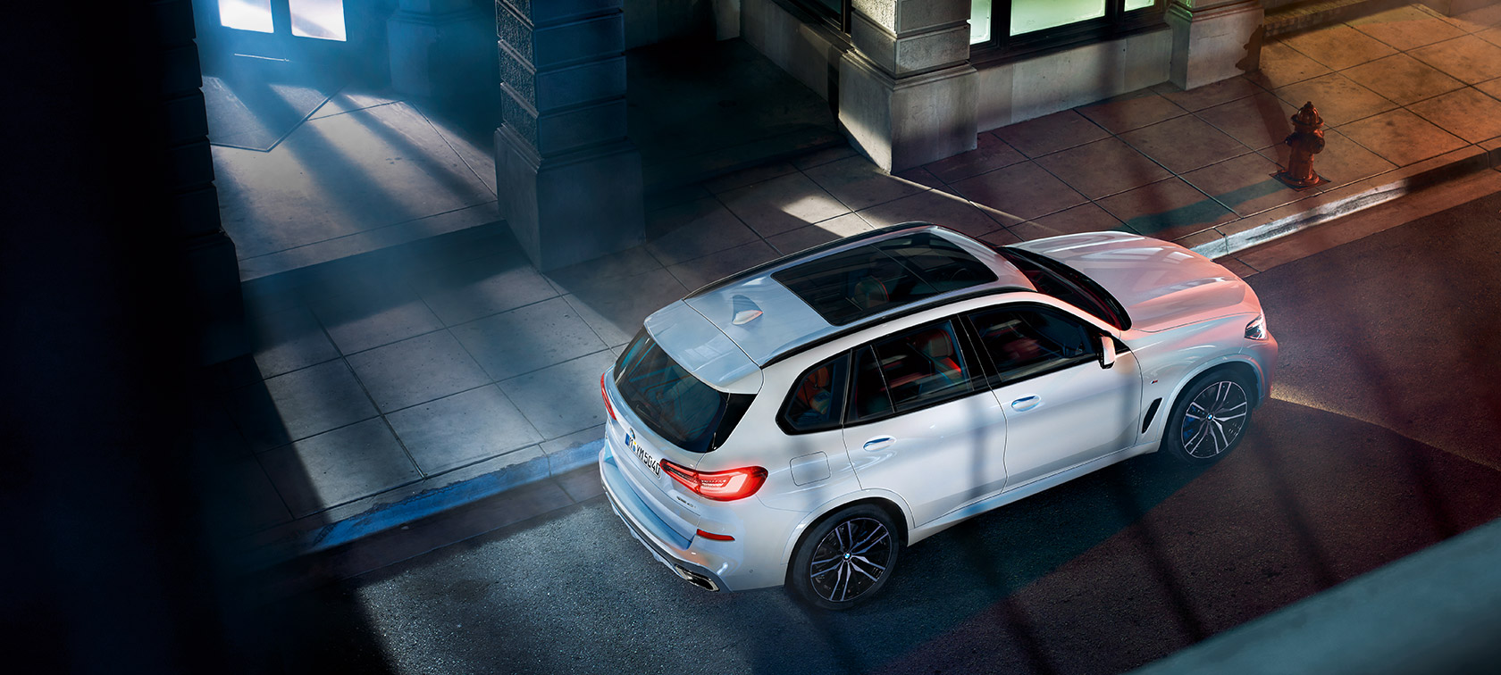 Vue en plongée de la BMW X5 BMW X5 G05 2018 en Mineralweiß metallic, vue en plongée