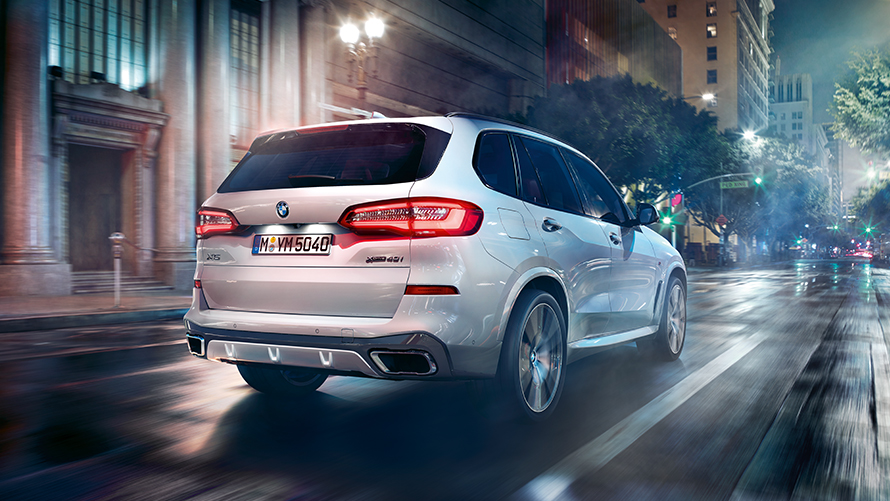 BMW X5 SUV G05 2018 en Mineralweiß metallic, vue de trois quarts arrière, en mouvement