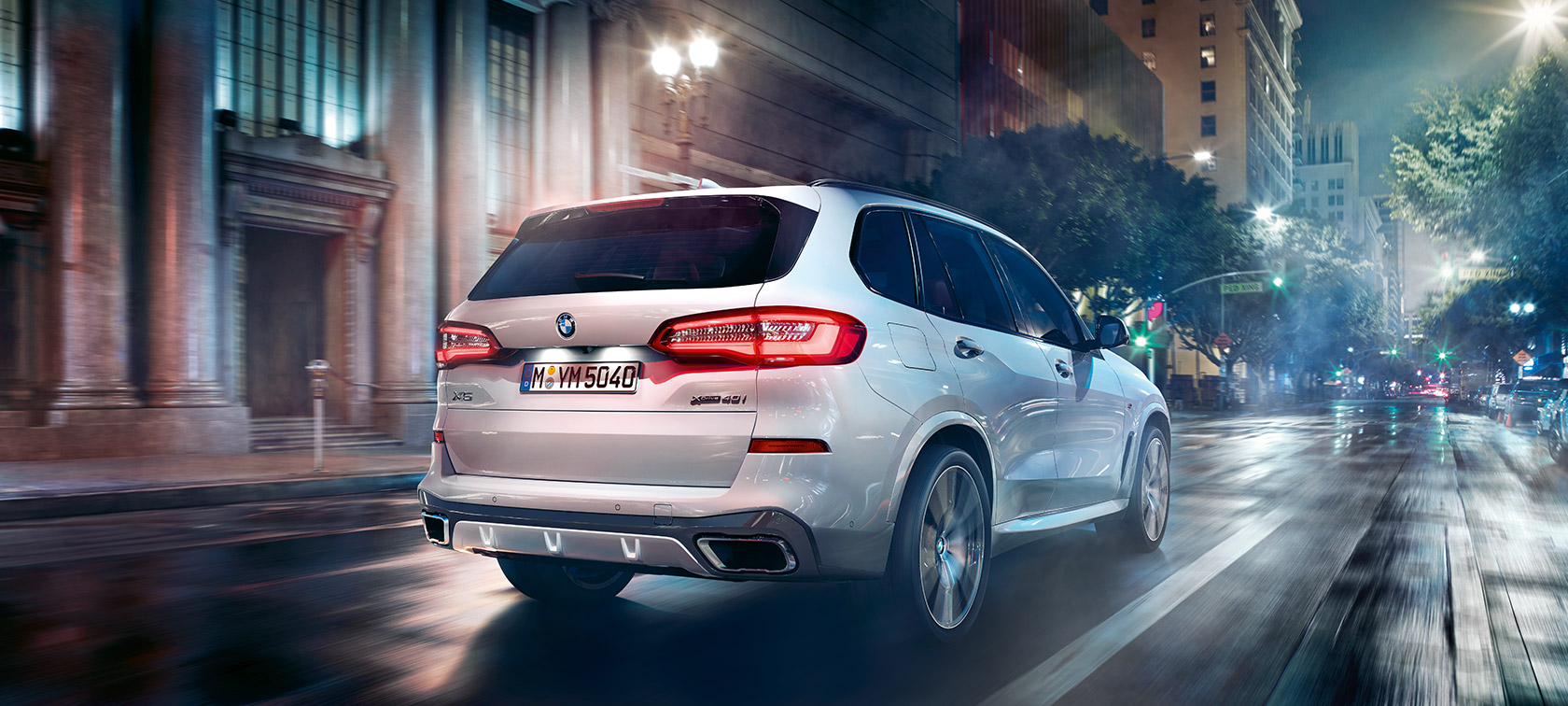 BMW X5 Dreiviertel-Heckansicht fahrend G05 BMW X5 G05 2018 Mineralweiß metallic Dreiviertel-Heckansicht fahrend