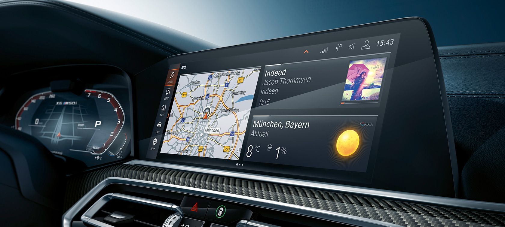 Cockpit mit Blick auf Head-Up Display. BMW X6 SUV Cockpit mit Blick auf Head-Up Display.