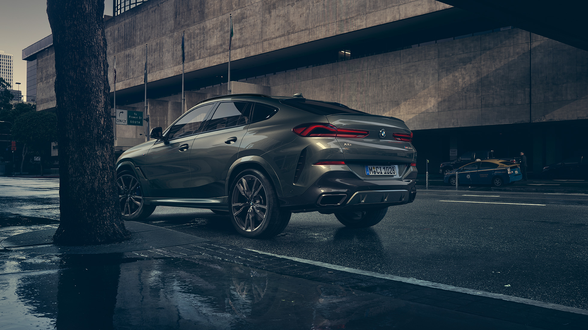BMW X6 Exterieur. G06 BMW X6 in Dreiviertel-Heck-Perspektive vor urbaner Kulisse. G06