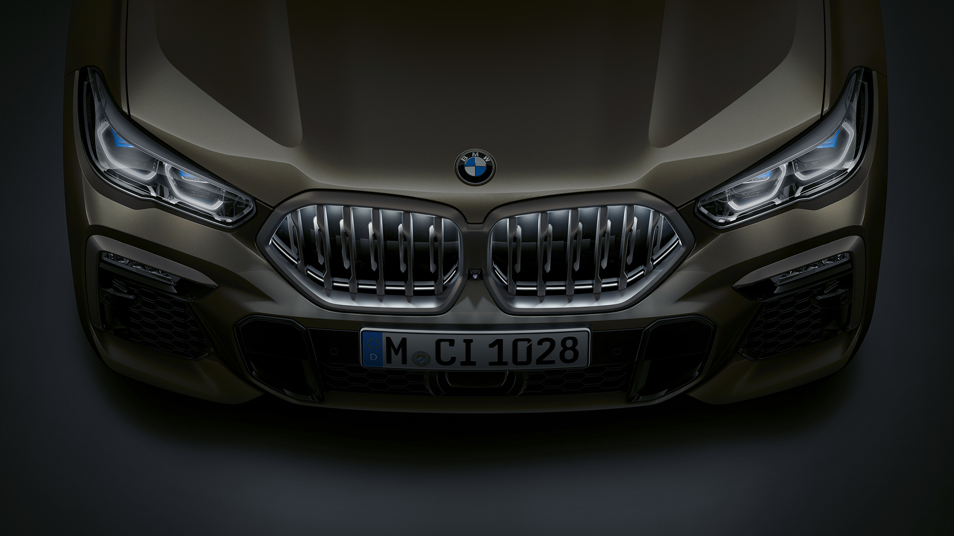 BMW X6 Front. G06 Nahaufnahme BMW X6 Front mit BMW Niere ‘Iconic Glow’ aus der Vogelperspektive. G06