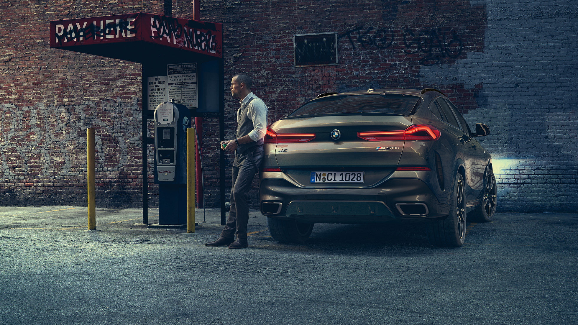 BMW X6 Heck. G06 BMW X6 in Heckansicht vor urbaner Kulisse. G06