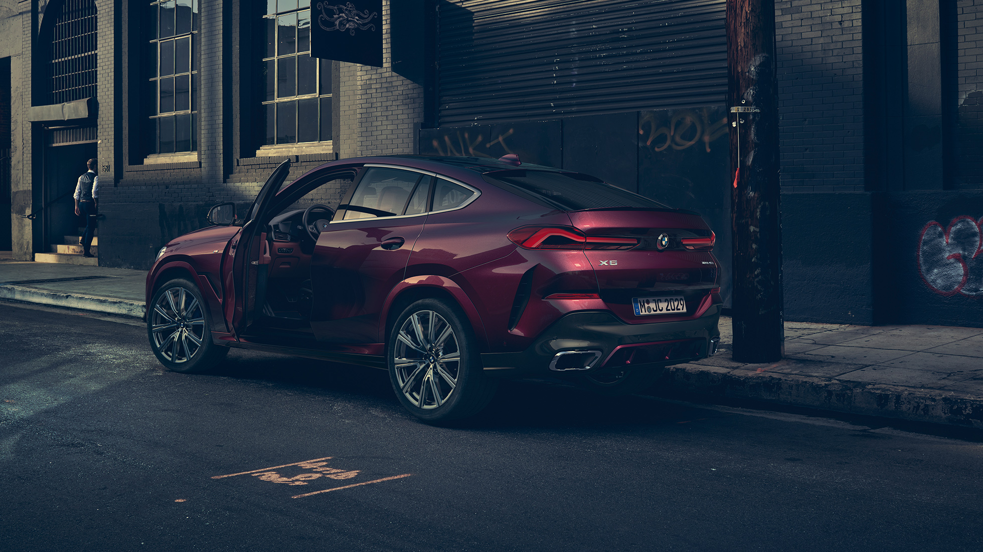 BMW X6 Individual Heckansicht. G06 BMW X6 Individual stehend in Dreiviertel-Heck. G06