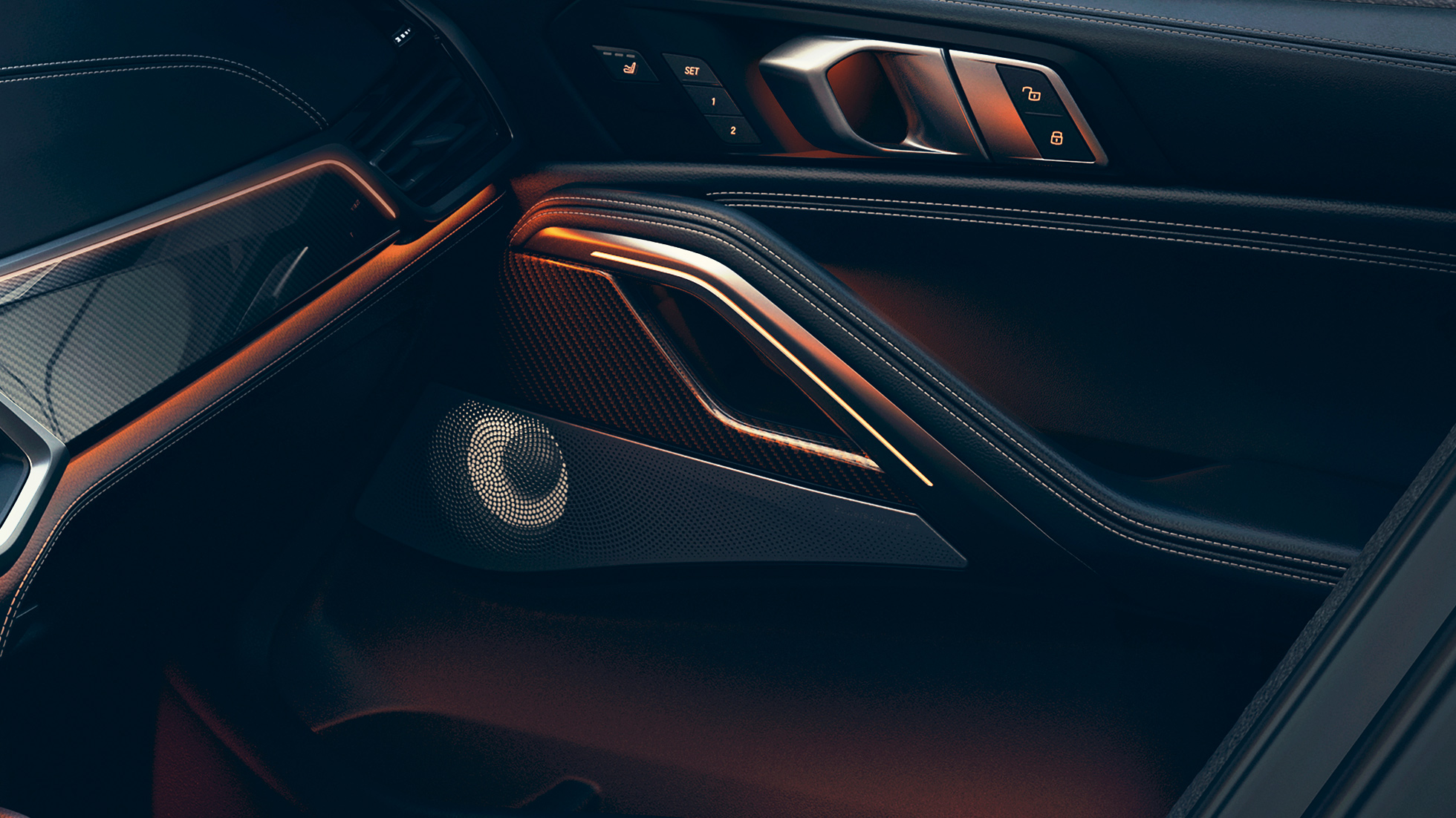 BMW X6 Lautsprecher. G06 Close-up des BMW Interieurs mit Fokus auf Lautsprecherbox. G06