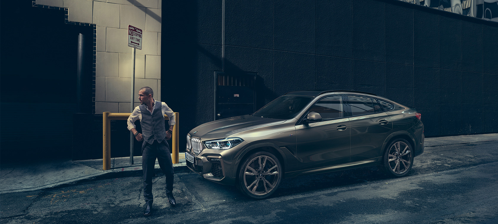 BMW X6. G06 BMW X6 in lateral perspective in front of an urban setting. G06
