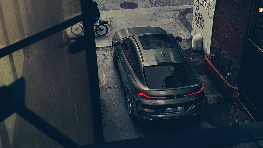 Vue en plan de la poupe de la BMW X6 SUV. G06