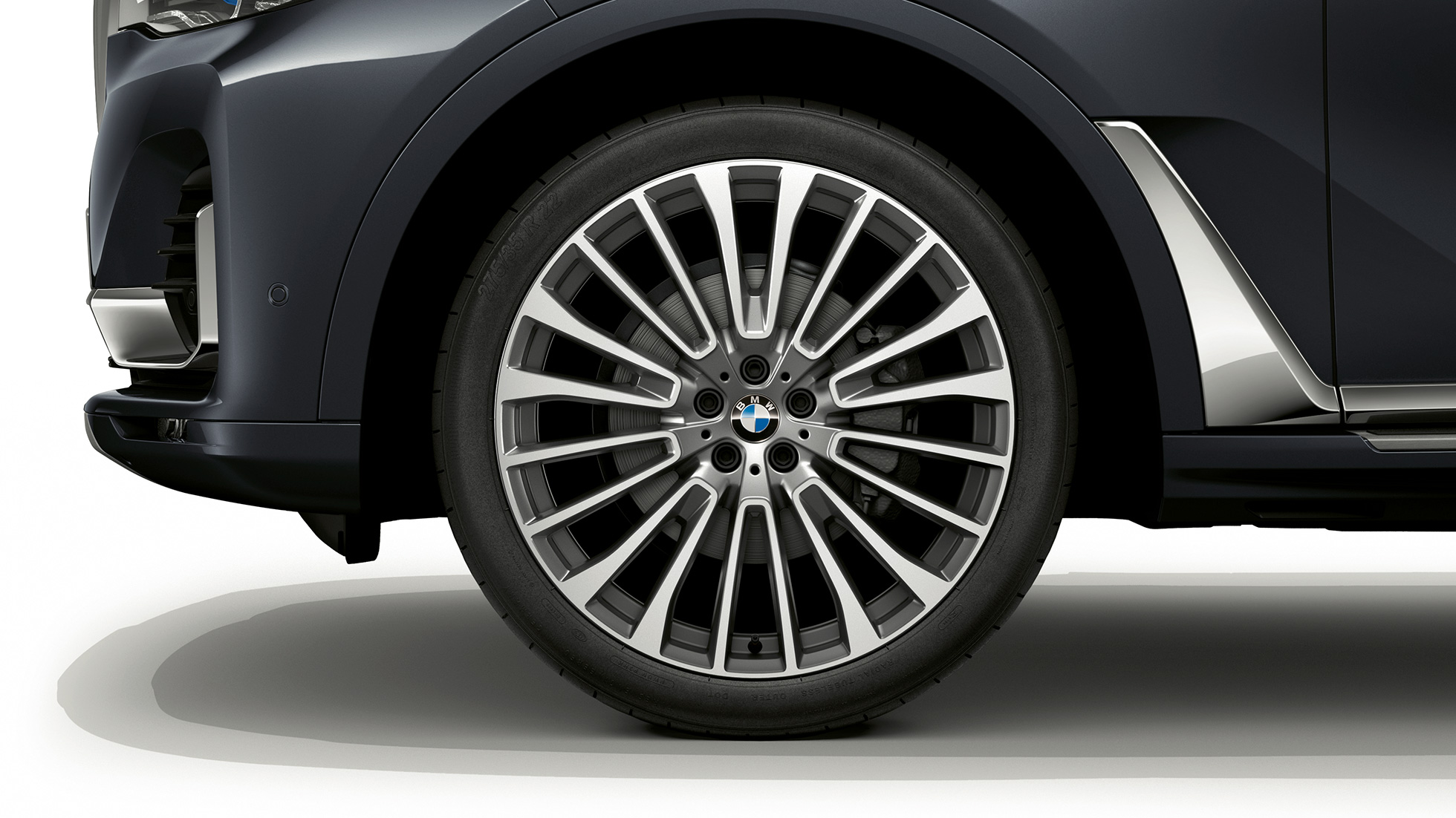 Gros plan d’une jante en alliage léger de la BMW X7 SUV avec l’équipement du design Pure Excellence