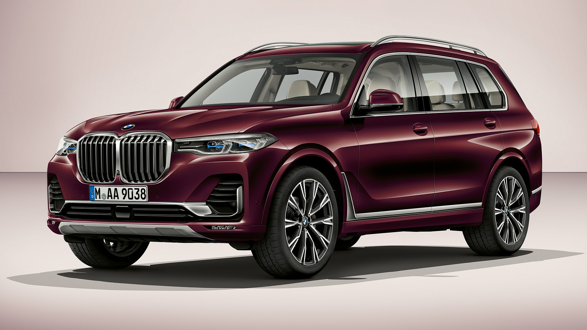 BMW X7 BMW Individual X7 xDrive40i G07 Studioaufnahme des BMW X7 in dreiviertel Frontansicht als BMW Individual X7 xDrive40i G07