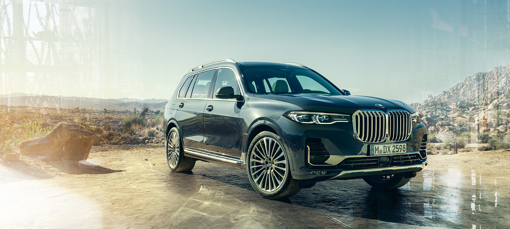 BMW X7, Dreiviertel-Frontansicht links G07 BMW X7 in Arktikgrau im Stand vor Wüste, Dreiviertel-Frontansicht links, G07 2019