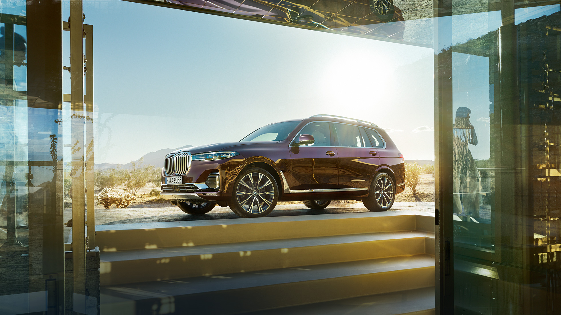 BMW Individual X7 xDrive40i, Seitenperspektive G07 BMW X7 in Ametrin metallic im Stand aus der Seitenperspektive, G07 2019