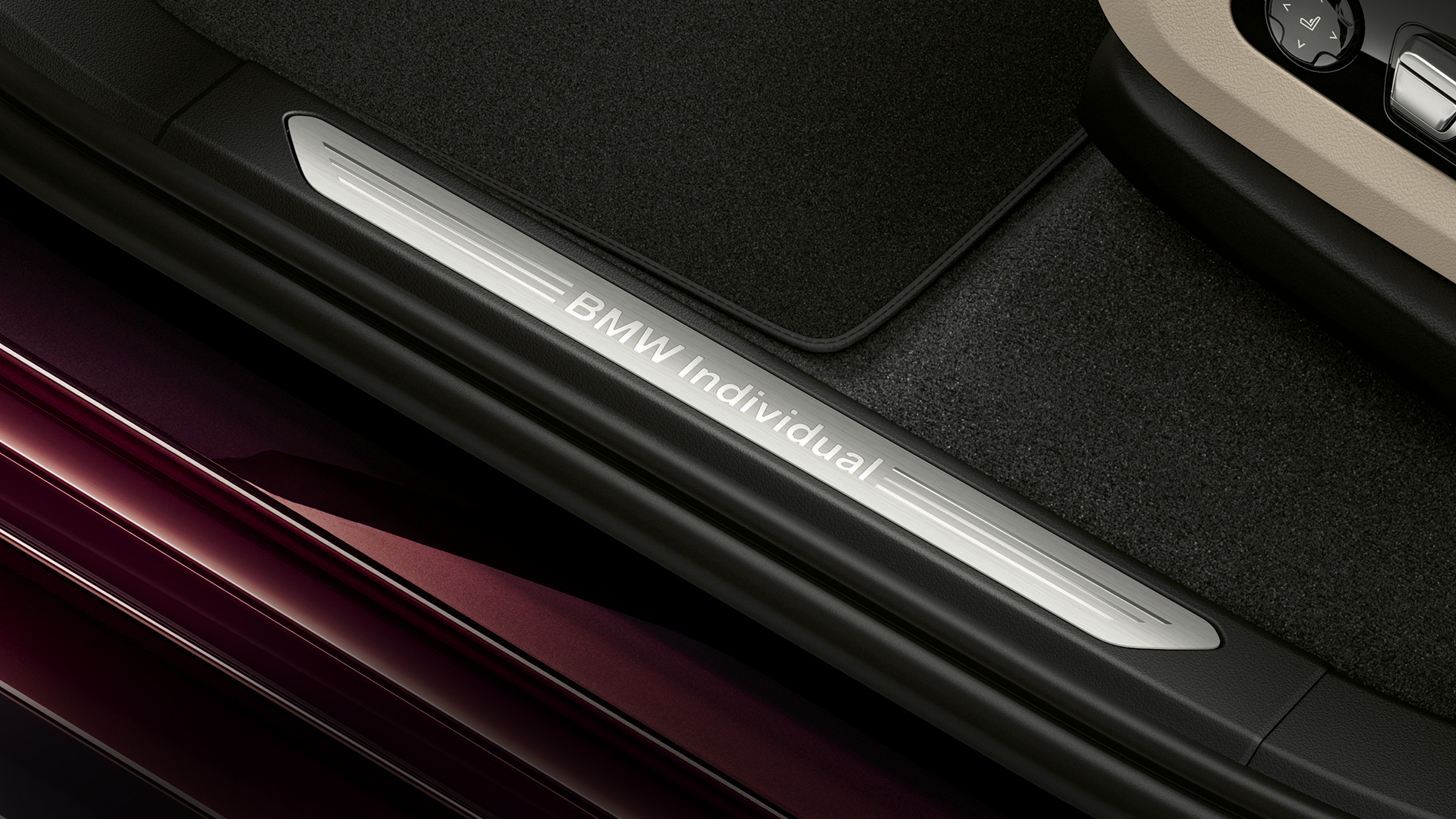 Einstiegsleiste mit BMW Individual Schriftzug G07 Nahaufnahme der beleuchteten Einstiegsleiste mit BMW Individual Schriftzug G07