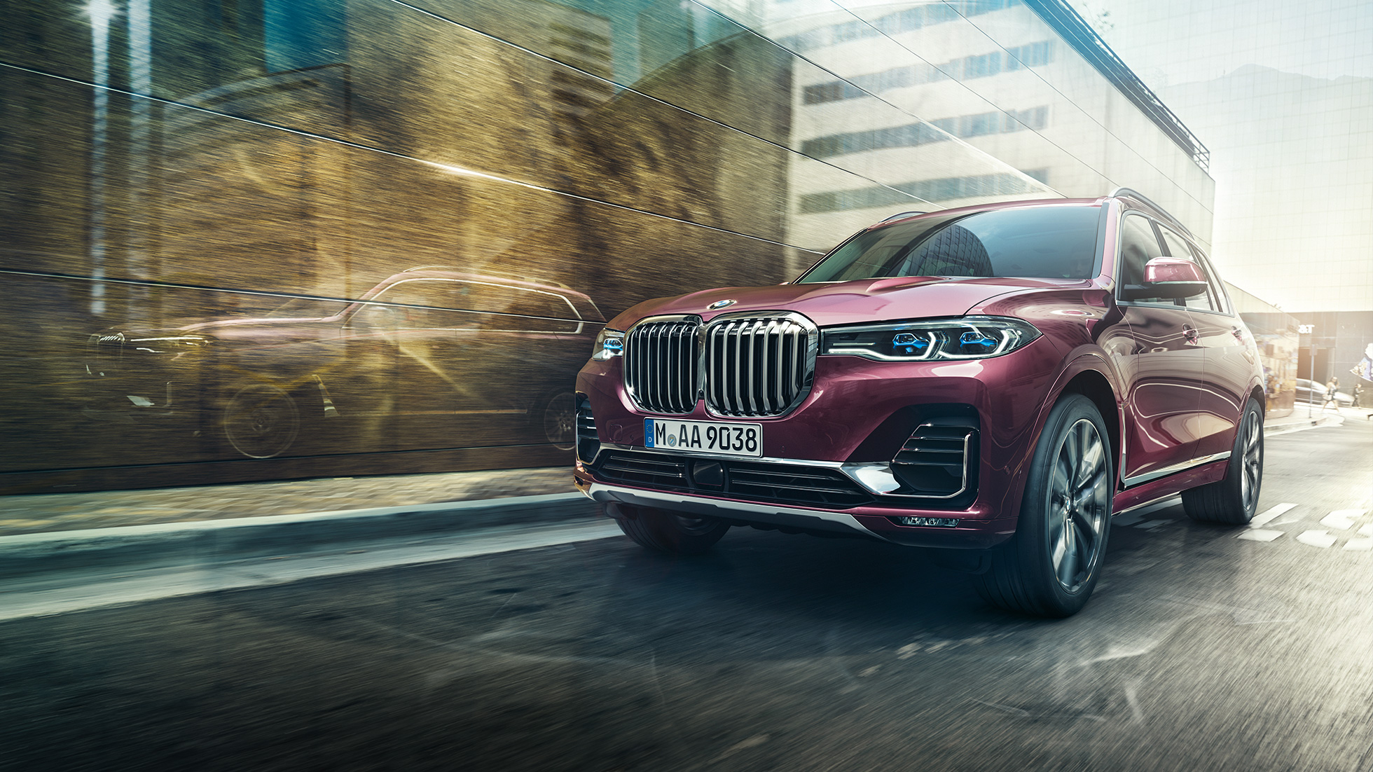 BMW Individual X7 xDrive40i, dreiviertel Frontansicht G07 Fahrender BMW X7 in Ametrin Metallic aus der dreiviertel Frontansicht G07
