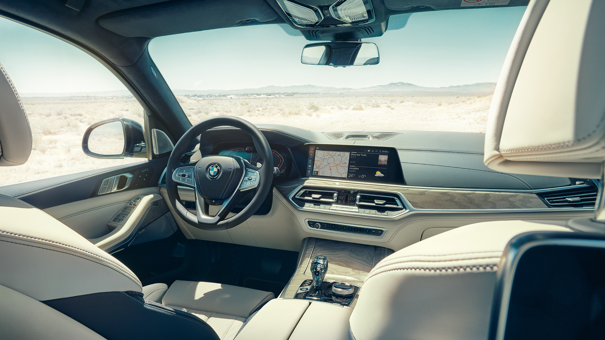 BMW Live Cockpit Professional G07 BMW Live Cockpit Professional: Sicht von hinten in die erste Sitzreihe mit Blick auf Lenkrad und Instrumentenkombination G07