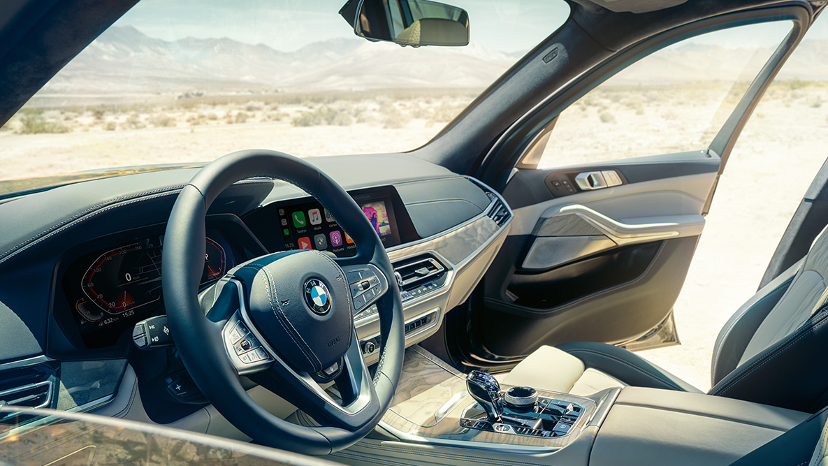 BMW X7 Interieur G07 BMW X7 Interieur: Sicht von außen in die erste Sitzreihe mit Blick auf Lenkrad, Instrumentenkombination und Ledersitze G07