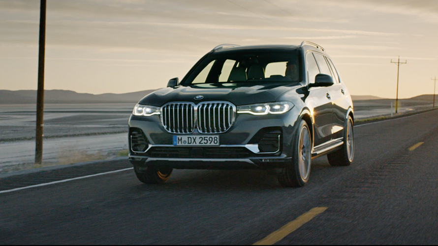 BMW X7, three-quarter front view