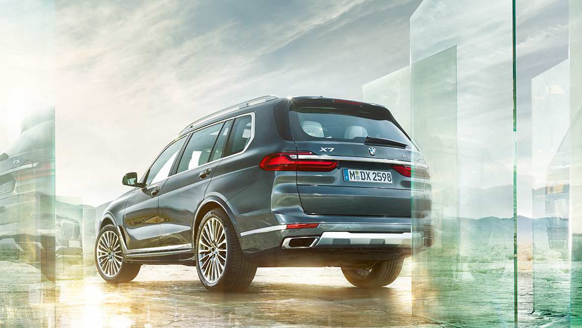 BMW X7 Fahrkomfort und Fahrdynamik G07 BMW X7 aus der dreiviertel Heckansicht vor abstraktem Hintergrund G07
