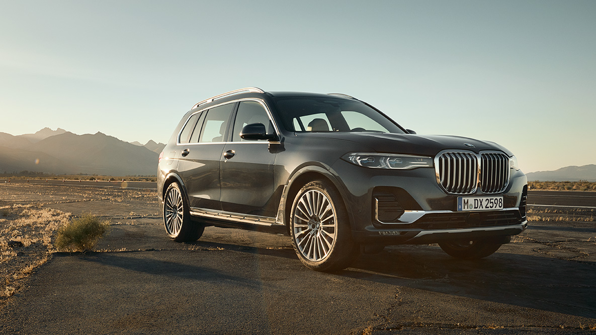 Executive Drive Pro G07 Executive Drive Pro: BMW X7 in der dreiviertel Frontansicht, Wüste im Hintergrund G07