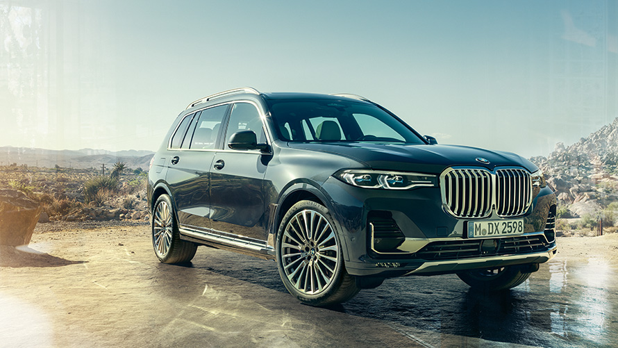 BMW X7 i Arctic Grey, udvendigt, set forfra let drejet med ørkenlandskab i baggrunden, G07 2019