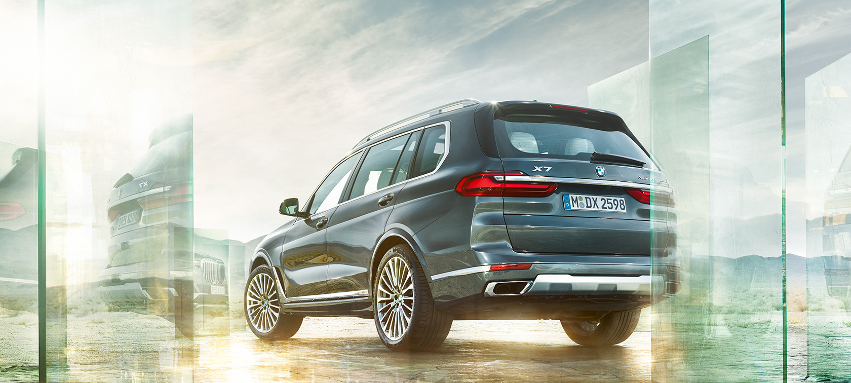 BMW X7, vue de trois quarts arrière G07 BMW X7 en Arktikgrau, vue de trois-quarts arrière devant un paysage de désert, G07 2019