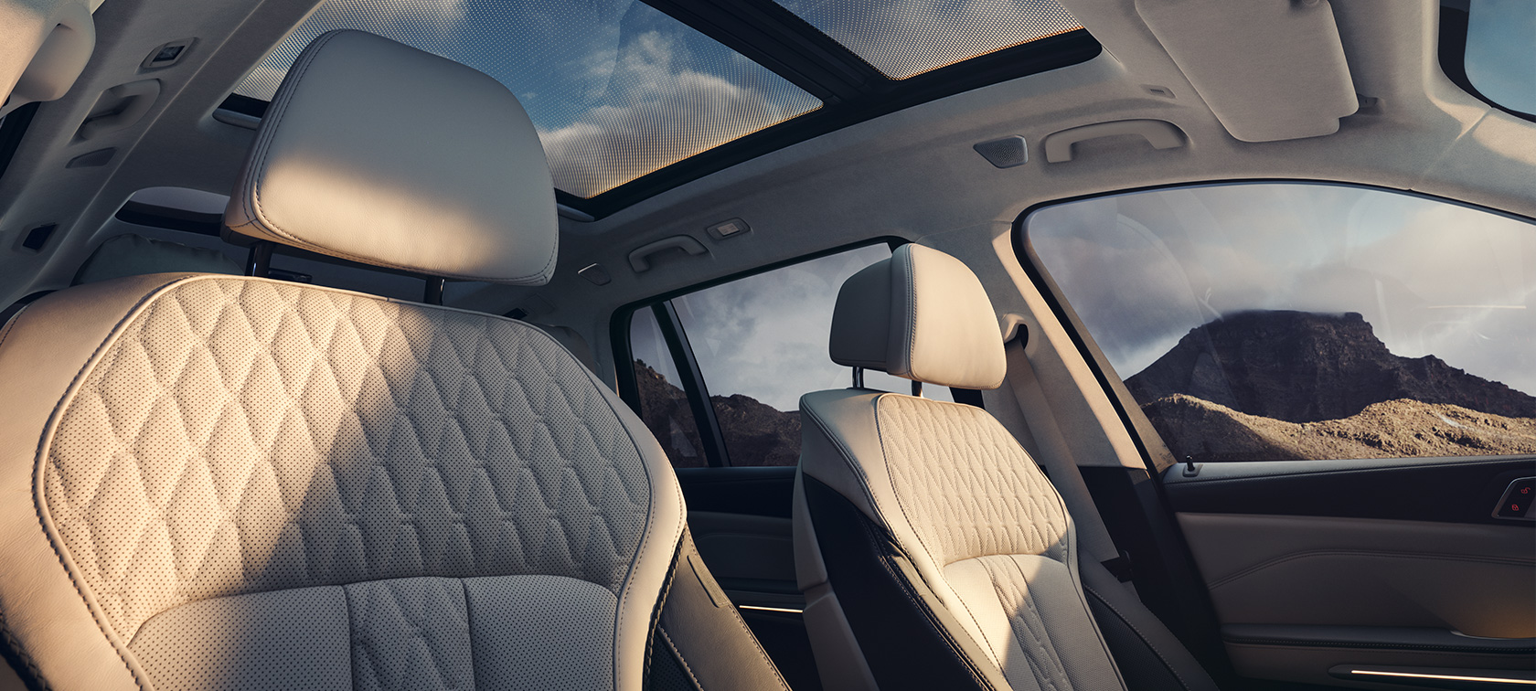 Vue vers l’arrière de l’habitacle depuis le côté passager BMW X7 G07 LCI Vue sur les sièges avant depuis le côté passager vers l’arrière de l’habitacle BMW X7 G07 LCI