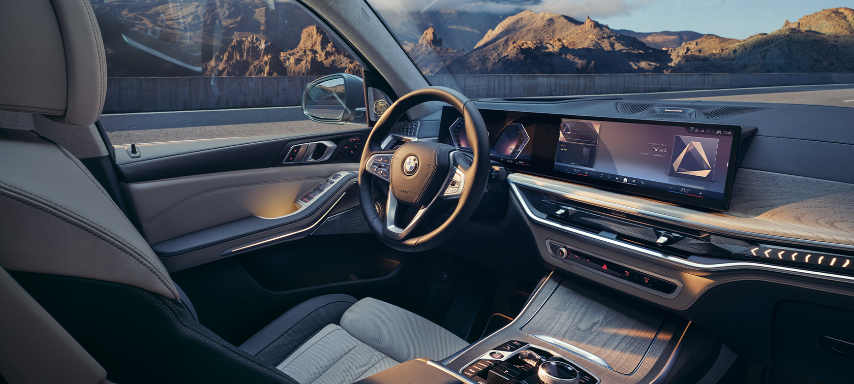 Blick von der Beifahrerseite auf das Cockpit BMW X7 G07 LCI Blick von der Beifahrerseite auf das Cockpit mit BMW Curved Display BMW X7 G07 LCI