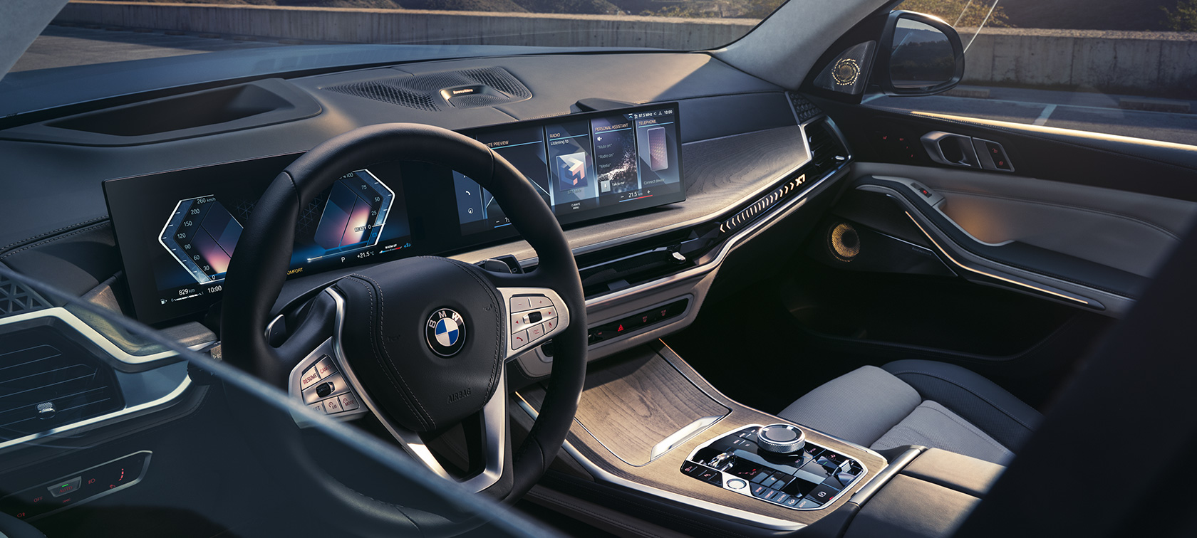 Blick von außen auf der Fahrerseite auf das Cockpit BMW X7 G07 LCI Blick von außen auf der Fahrerseite auf das Cockpit BMW X7 G07 LCI