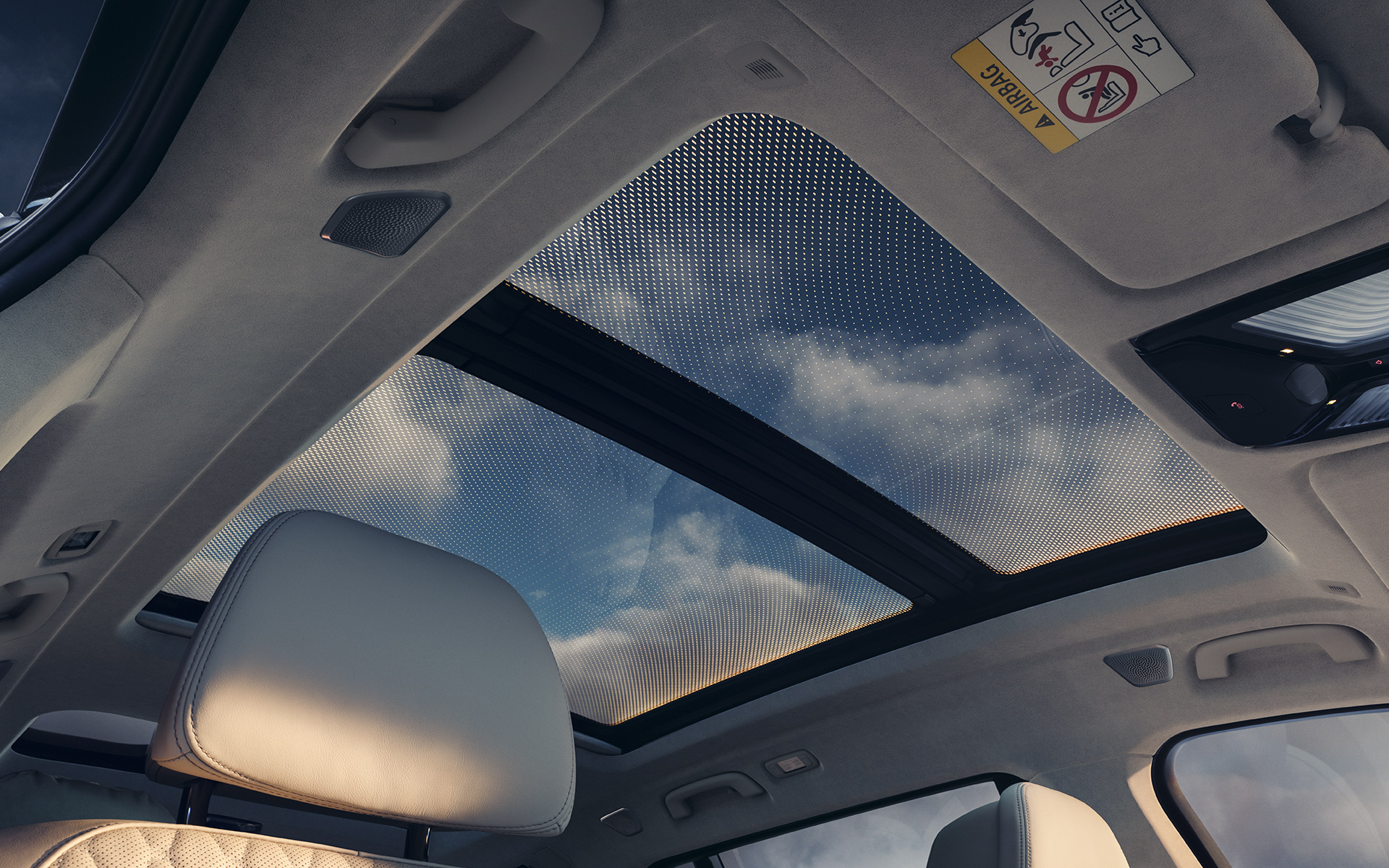 Panorama-Glasdach Sky Lounge Blick vom Innenraum auf das Dach BMW X7 G07 LCI