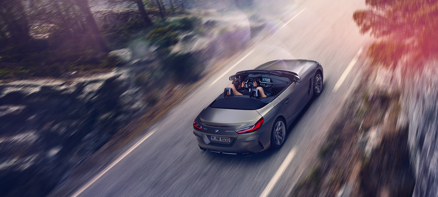Grauer BMW Z4 Roadster aus der Vogelperspektive Fahrender grauer BMW Z4 Roadster aus der Vogelperspektive
