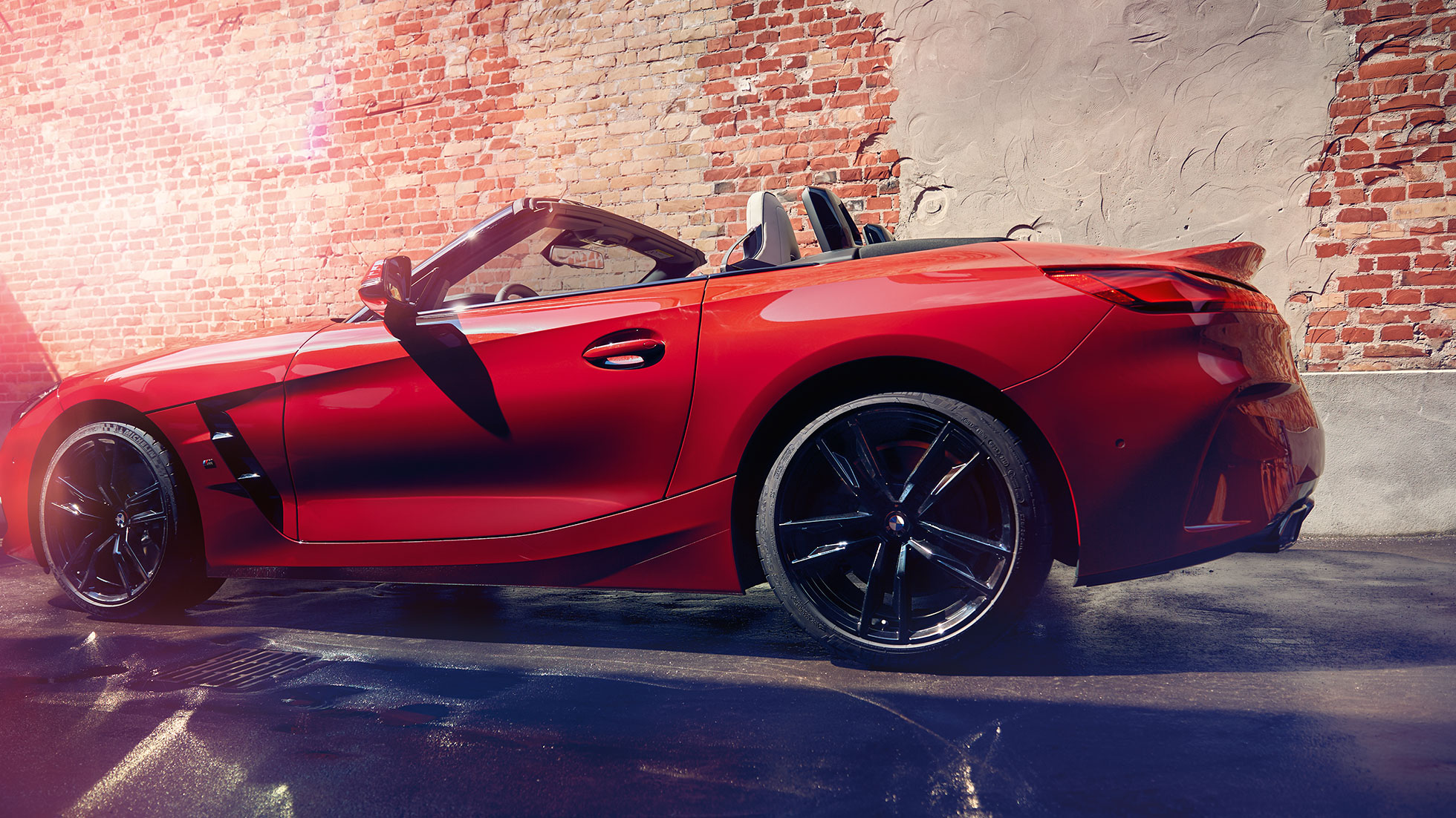 Seitenaufnahme des BMW Z4 Roadster G29 Seitenaufnahme des BMW Z4 Roadster vor Backsteinwand G29