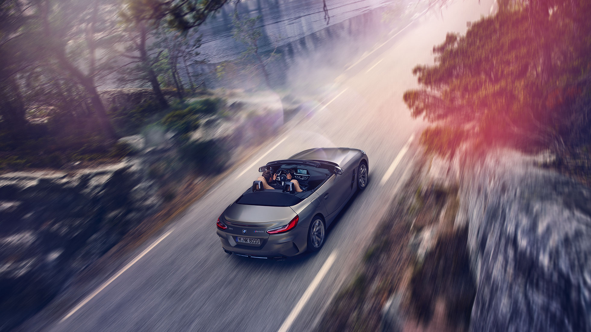 BMW Z4 Roadster von oben Fahrender grauer BMW Z4 Roadster von oben