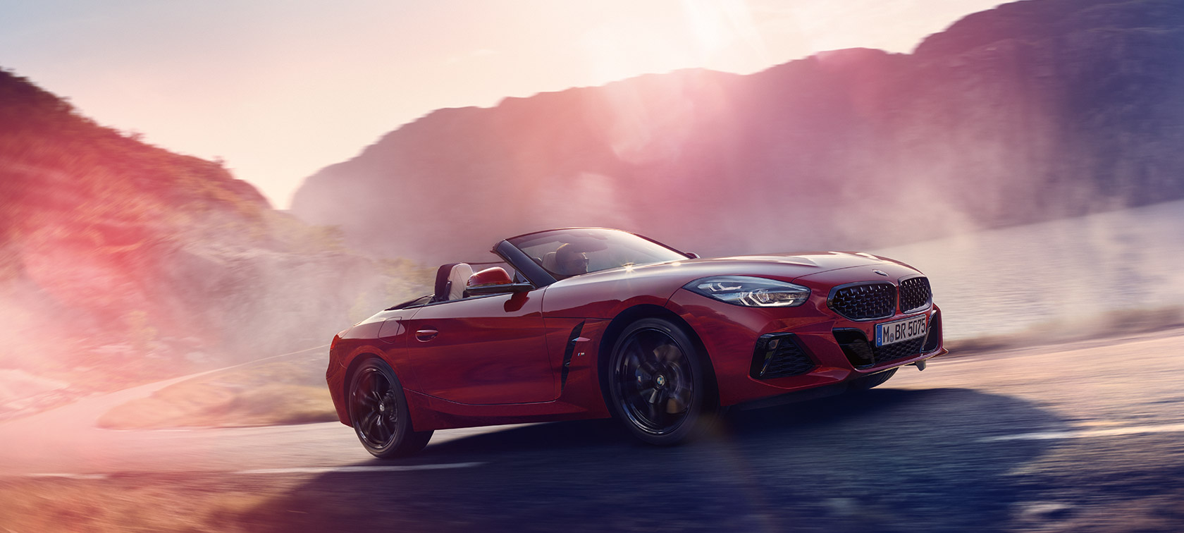 Fahrender BMW Z4 Roadster G29 BMW Z4 Roadster bei Berganfahrt G29