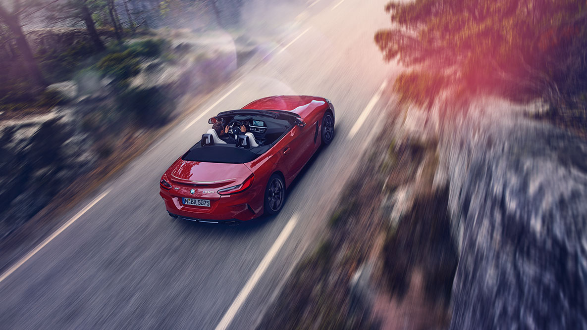 BMW Z4 Roadster Fahraufnahme Fahrender BMW Z4 Roadster aus der Vogelperspektive