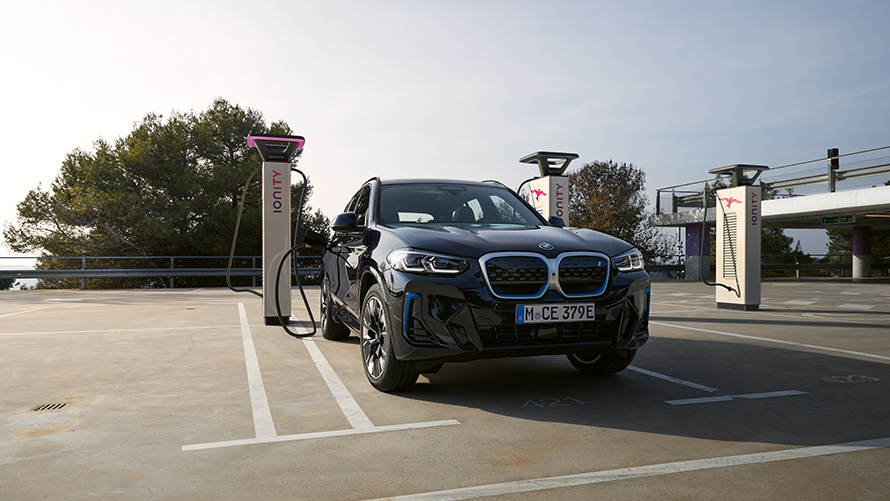 BMW Charging BMW Special Sales Sustainability Hub Environment BMW Special Sales Sustainability Hub Environment BMW Charging BMW Fahrzeug stehend an Ladestation