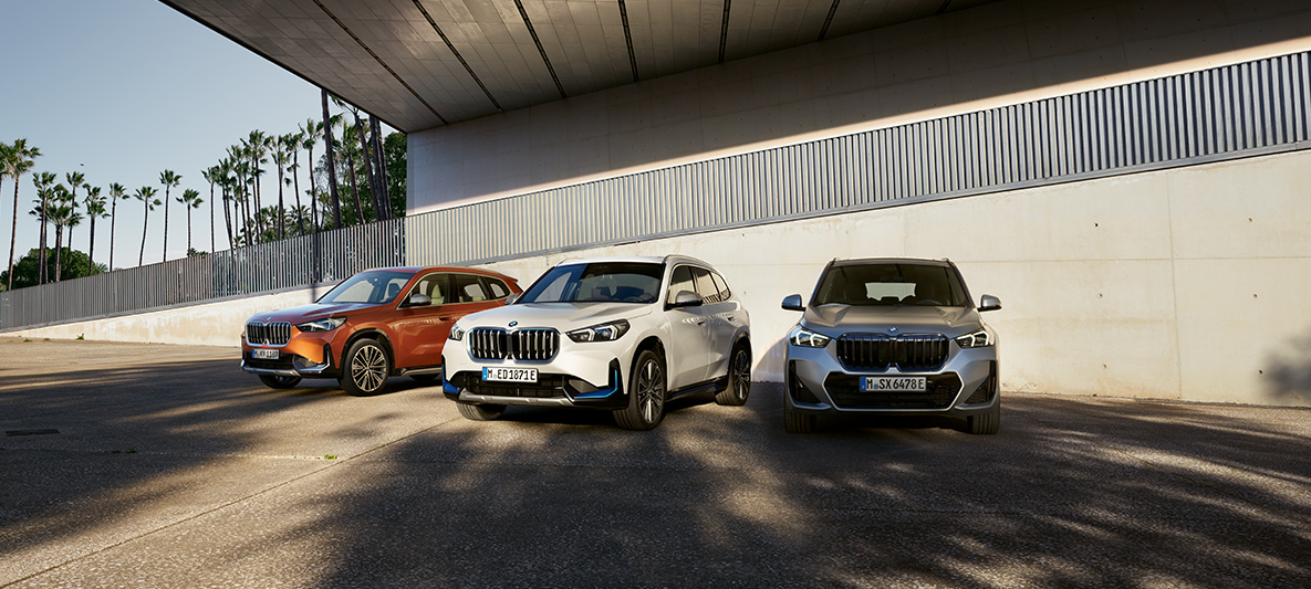 Produktportfolio BMW Special Sales Sustainability Hub Environment BMW Special Sales Sustainability Hub Environment Produktportfolio drei BMW Fahrzeuge nebeneinander stehend in Unterführung
