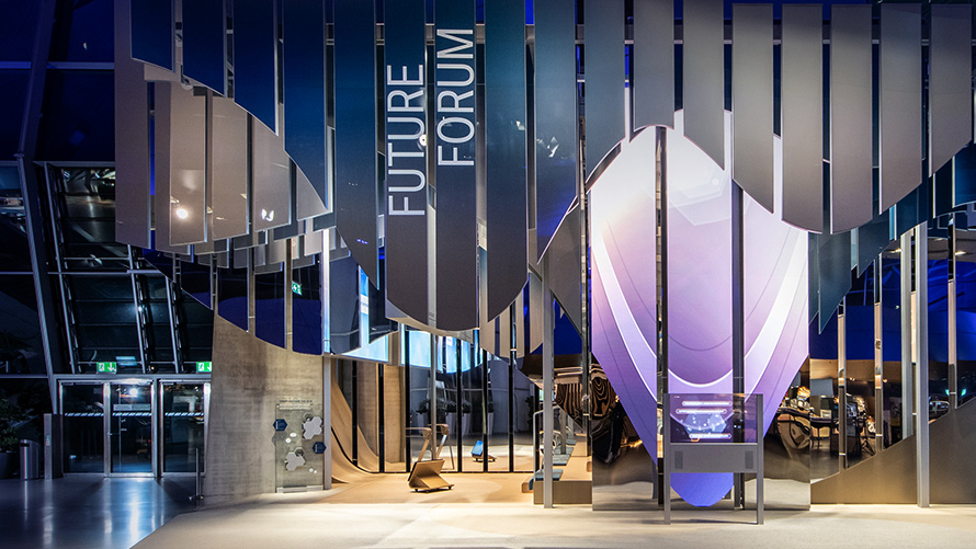 Stakeholderkommunikation BMW Special Sales Sustainability Hub Governance BMW Special Sales Sustainability Hub Governance Stakeholderkommunikation Gebäude mit Schriftzug FUTURE FORUM