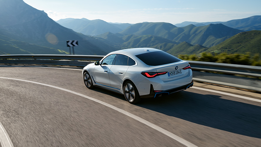 BMW Special Sales Sustainability Hub Overview Fleet Data BMW Fahrzeug fahrend auf Straße vor Bergkulisse