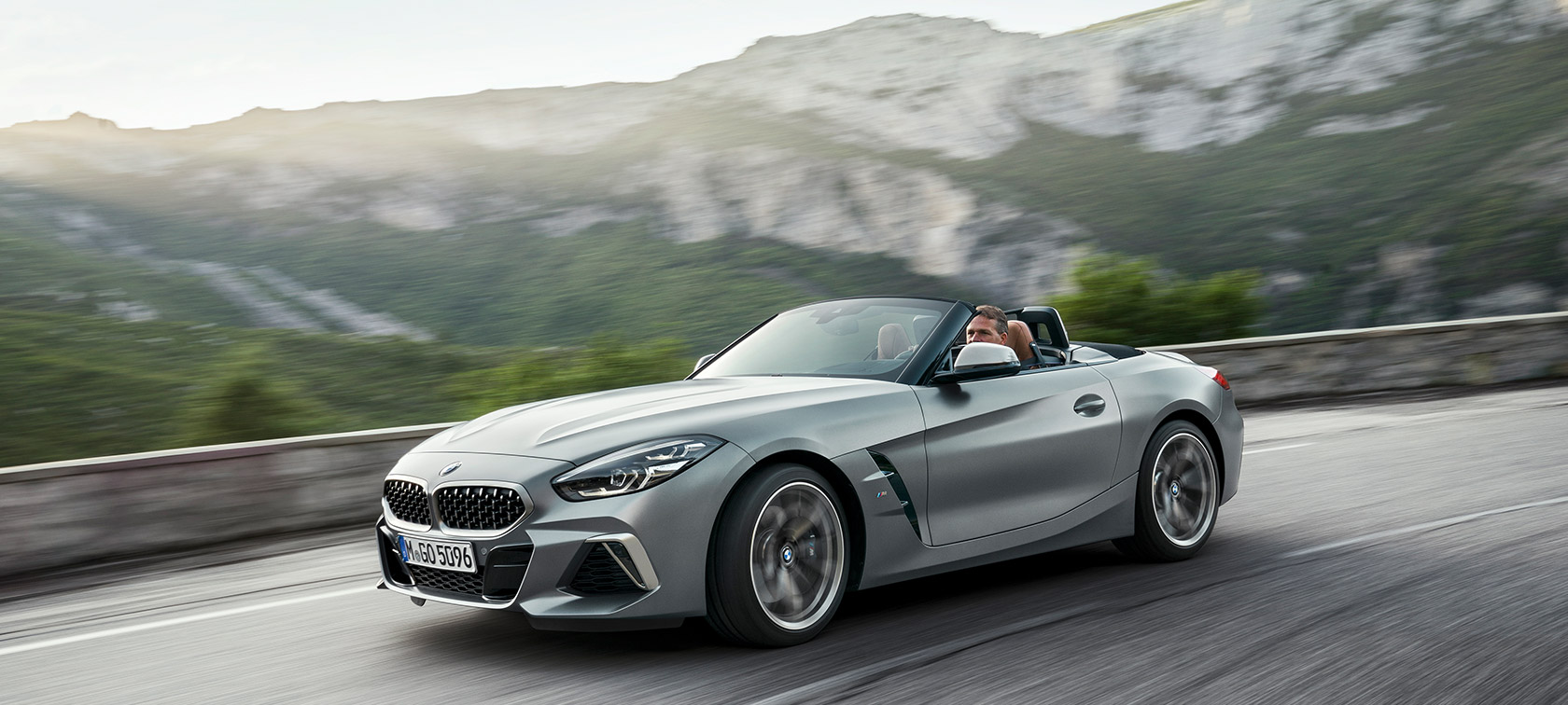 BMW Z4 Roadster M40i G29 2019 Cabrio BMW Individual Frozen Grey metallic grau Dreiviertel-Frontansicht fahrend vor Bergkulisse
