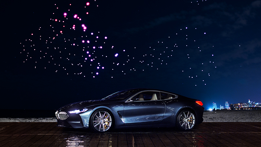 BMW Concept Série 8 La BMW Concept Série 8 de nuit sous 300 drones illuminés