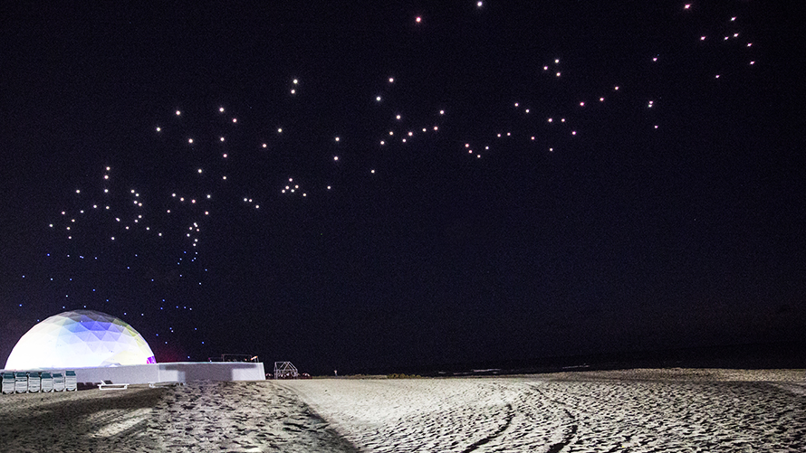 Duo Studio Drift, performance des drones Duo Studio Drift : Des drones illuminés volent de nuit sur la plage